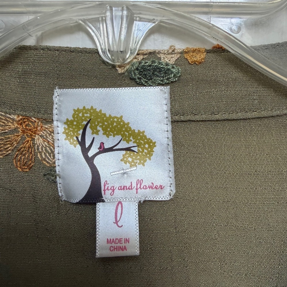Fig and Flower Olive Green Floral Embroidered Roll Tab Button Down Blouse L NEW - Picture 2 of 14